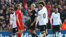 Cả fan Liverpool và M.U đều phản đối trọng tài bắt trận 'derby' ở Anfield