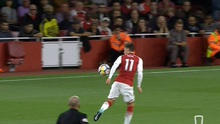 May mắn cho Arsenal! Trọng tài bỏ qua pha Oezil dùng tay chơi bóng ở bàn của Ramsey
