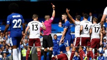 QUAY CHẬM: Gary Cahill vào bóng quá nguy hiểm, xứng đáng nhận thẻ đỏ đầu tiên của Premier League