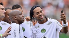 KHÔNG TƯỞNG: Ronaldinho ghi bàn từ cự ly phải đến 55m