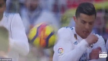 Chết cười với khuôn mặt biến dạng của Ronaldo khi bị Messi sút trúng