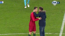 Trận Hà Lan - Bồ Đào Nha bị gián đoạn vì CĐV vào sân đòi... hôn Cristiano Ronaldo
