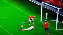 Sốc với pha bỏ lỡ của cựu tiền đạo M.U ở trận Chile thắng Serbia 1-0
