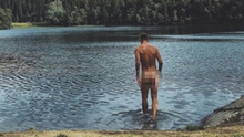 ‘Lord’ Bendtner gây sốc khi đăng ảnh tắm hồ trong tình trạng... không mặc gì