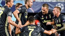 Hình ảnh các đồng đội ở Juve vực Ronaldo dậy an ủi gây sốt