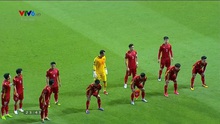 Đội tuyển Việt Nam gây sốt khi chụp ảnh kiểu giãn cách ở trận đấu với Indonesia