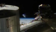 UFO trong suốt lướt ngang qua trạm vũ trụ ISS?