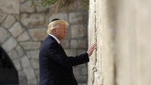 Tổng thống Donald Trump và vợ con cầu nguyện bên Bức tường Than khóc