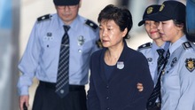 Cựu Tổng thống Hàn Quốc Park Geun-hye bị còng tay, hốc hác trên đường ra hầu tòa