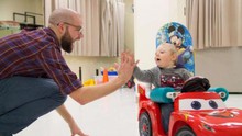 Sáng chế ô tô đồ chơi hỗ trợ vận động ở trẻ khuyết tật