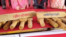 Quan chức Ấn Độ tặng gậy gỗ tự vệ cho 700 cô dâu