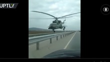 Đứng tim, trực thăng bay sát mặt đường cao tốc