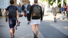Đây là lý do nam sinh Pháp mặc váy đến trường hôm nay