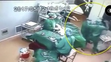 Choáng cảnh hai nhân viên y tế đánh nhau túi bụi khi đang phẫu thuật