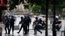 Tấn công trước Nhà thờ Đức bà Paris, 2.000 du khách mắc kẹt