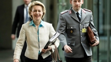 Phụ nữ làm Bộ trưởng Quốc phòng ở châu Âu: Hoa hồng và thanh kiếm