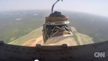 VIDEO: Dàn xe Humvees 'bung dù' từ trên trời như 'Fast and Furious'