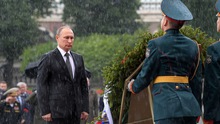 VIDEO: Tổng thống Putin đầu trần dưới mưa tưởng niệm chiến sĩ vô danh