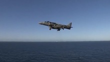 VIDEO 'độc': Chiến đấu cơ hạ cánh thẳng đứng xuống tàu đổ bộ USS America