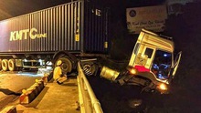 Xe container mất lái treo lơ lửng trên thành cầu Sêrêpốk