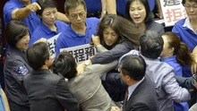 VIDEO: Nữ nghị sĩ Đài Loan lao vào bóp cổ nhau giữa phiên điều trần