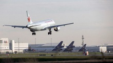 Máy bay Air Canada suýt hạ cánh đè lên 4 phi cơ
