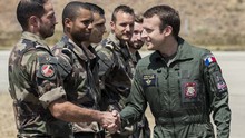 Tổng thống Pháp đúng chất phi công trẻ trên máy bay vận tải quân sự