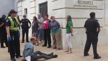 Cảnh sát bắt giữ 80 người tìm cách xông vào trụ sở Quốc hội Mỹ
