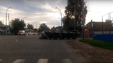 VIDEO: Không thể tin, xe bọc thép chở quân va chạm với xe hơi trên phố
