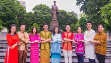 Hình ảnh đẹp 28 thanh niên xuất sắc Việt Nam mặc trang phục ASEAN