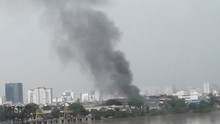 Cháy lớn tại Cảng Hà Nội, khói đen bốc cao