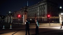 Tấn công cảnh sát bằng dao ngay bên ngoài Điện Buckingham, Anh