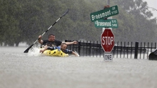 VIDEO: Siêu bão tàn phá Houston, đường phố thành sông, nhà ngập tận nóc