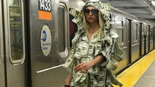 Người mẫu Playboy gây choáng khi diện váy đô - la, catwalk trên sân ga