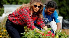 HÌNH ẢNH: Đệ nhất phu nhân Mỹ Melania Trump xắn tay làm vườn