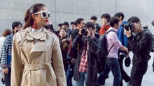 Hoa hậu Phạm Hương nổi bật trên đường phố Seoul Fashion Week