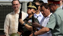 Tổng thống Philippines trực tiếp lên tàu chiến Nga nhận 5.000 khẩu AK