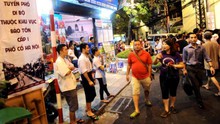 Khách nước ngoài thích thú với tour đi bộ miễn phí tham quan Hà Nội
