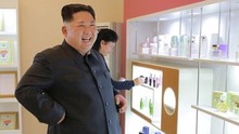 Vợ ông Kim Jong - un giản dị đi thăm nhà máy mỹ phẩm cùng chồng