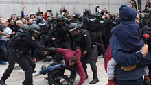VIDEO: Cảnh hỗn loạn tại Catalonia khi cảnh sát đụng độ với người biểu tình