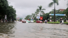 Áp thấp nhiệt đới đổ bộ: Người dân thành Vinh bì bõm lội nước