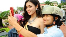 Người dân Quảng Bình xuống đường chào đón các Hoa hậu Hòa Bình Thế giới