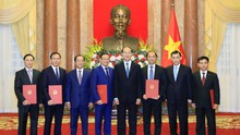 Chủ tịch nước Trần Đại Quang trao quyết định phong hàm Đại sứ cho 5 cán bộ Ngoại giao