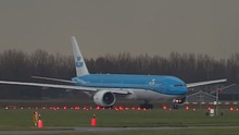 VIDEO: Máy bay chở khách cất cánh bị sét đánh giữa trời