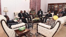'Đảo chính' ở Zimbabwe: Thêm một số 'cánh tay' của Tổng thống Mugabe bị quân đội 'chặt đứt'