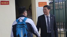 VIDEO cho ngày 20/11: thầy Hiệu trưởng đứng trước cổng trường chào đón học sinh