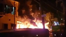 VIDEO nổ lớn rung chuyển thủ đô Tel Aviv, cầu lửa thiêu trụi hàng loạt xe ô tô