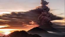 Video: Nín thở xem núi lửa Indonesia phun trào, nhả khói độc cao 4 km