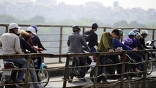 Hình ảnh người dân tụ tập xem trục vớt bom chân cầu Long Biên