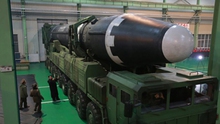 Triều Tiên công bố hình ảnh tên lửa Hwasong-15 vừa phóng, Liên hợp quốc họp khẩn